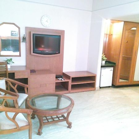 Hotel Queens Residency Гургаон Екстериор снимка