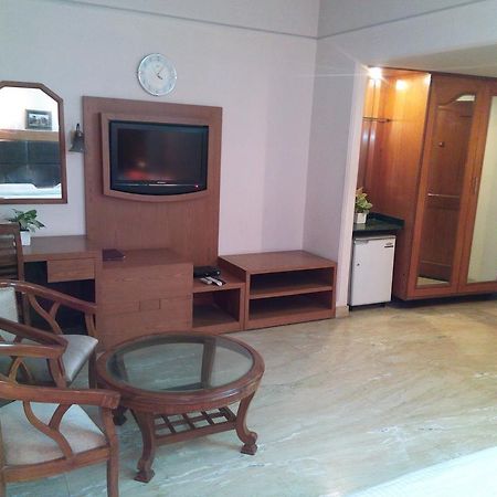 Hotel Queens Residency Гургаон Екстериор снимка
