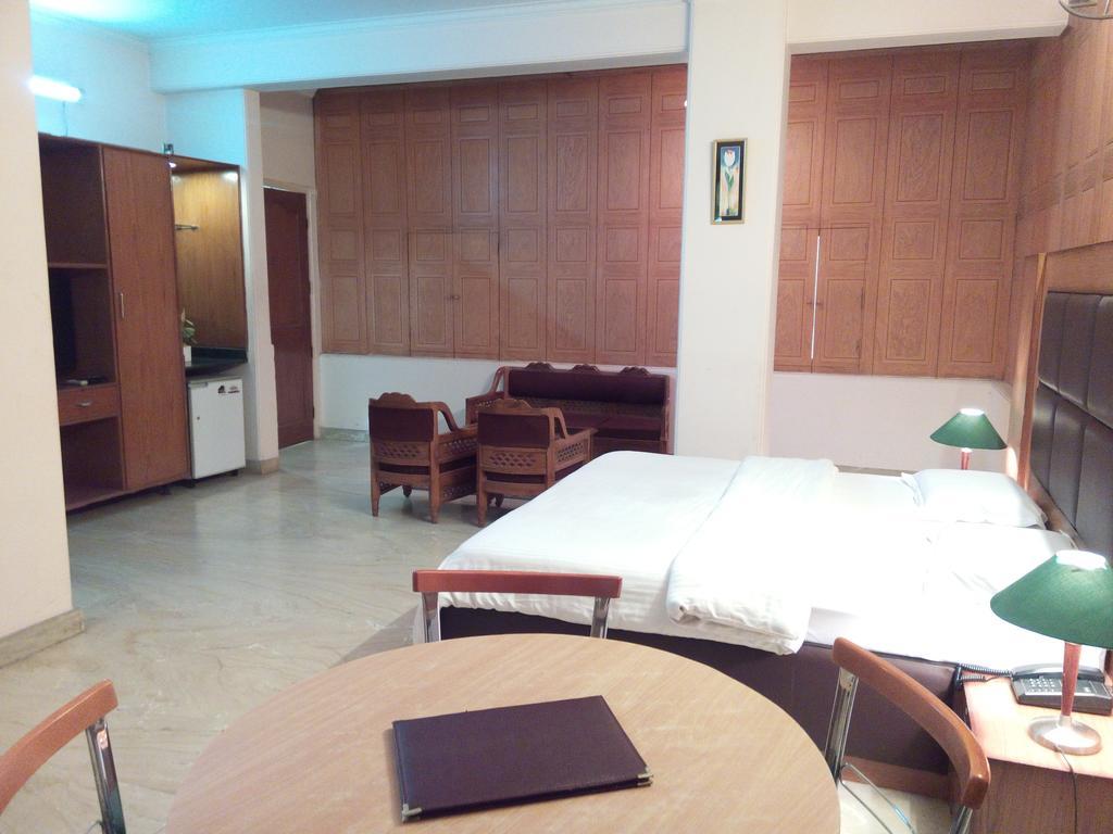 Hotel Queens Residency Гургаон Стая снимка