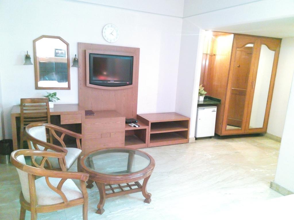 Hotel Queens Residency Гургаон Екстериор снимка