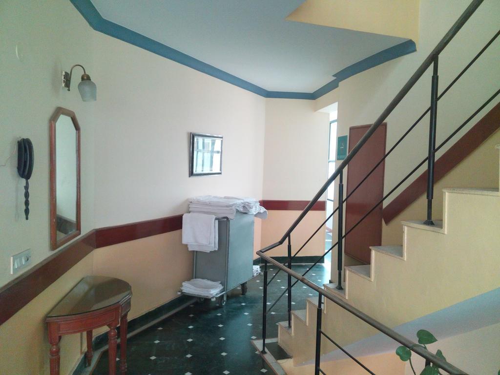 Hotel Queens Residency Гургаон Екстериор снимка