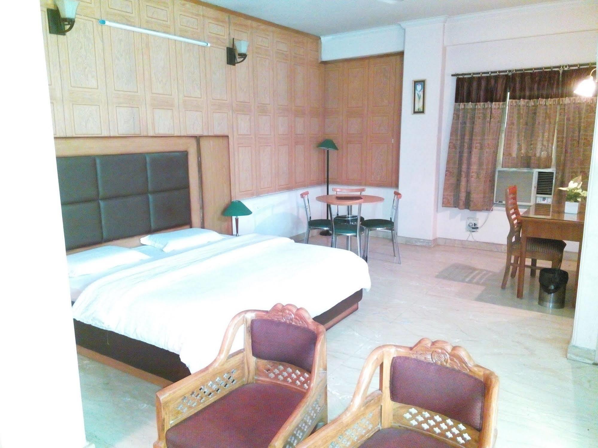 Hotel Queens Residency Гургаон Екстериор снимка