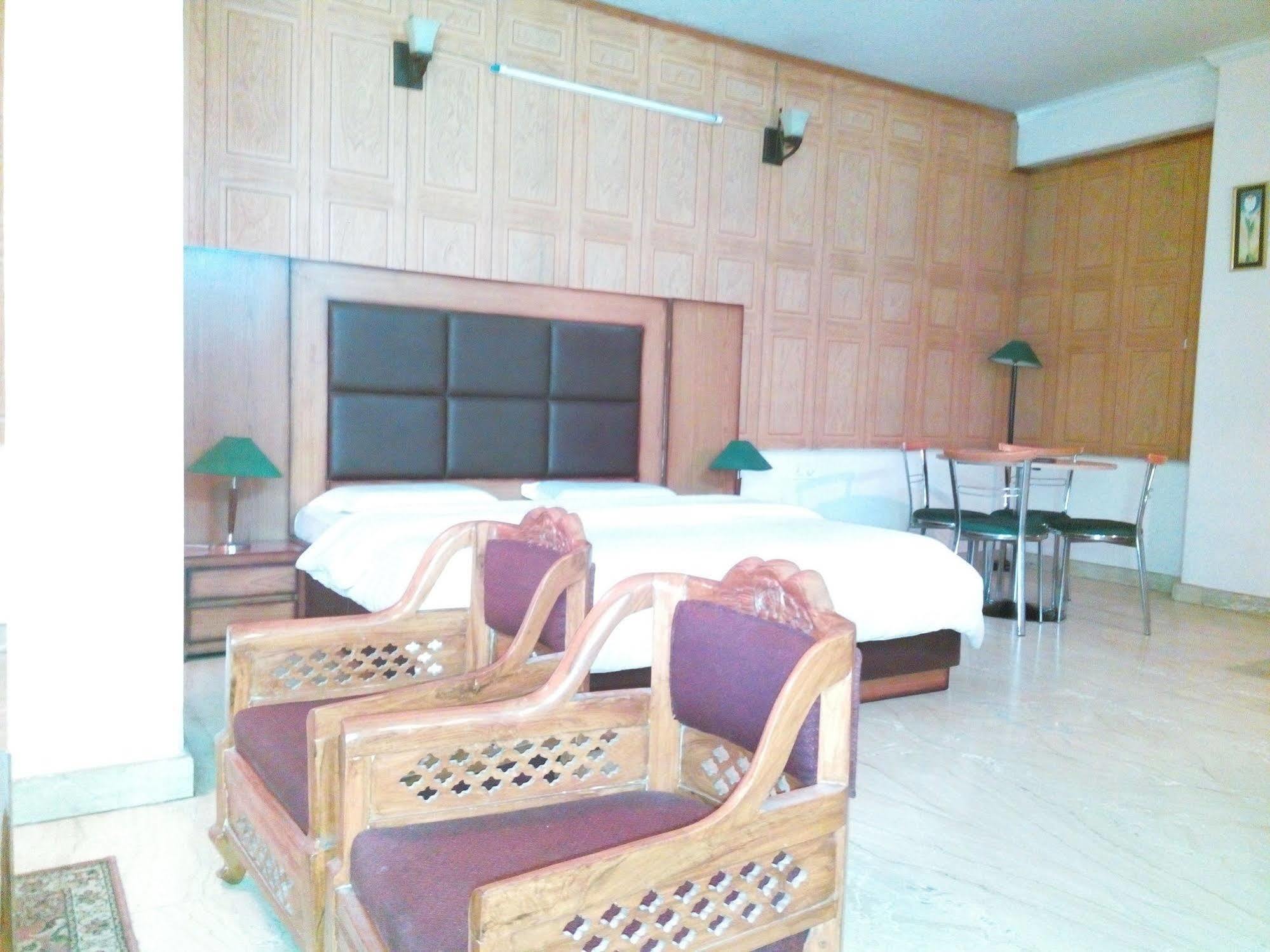 Hotel Queens Residency Гургаон Екстериор снимка