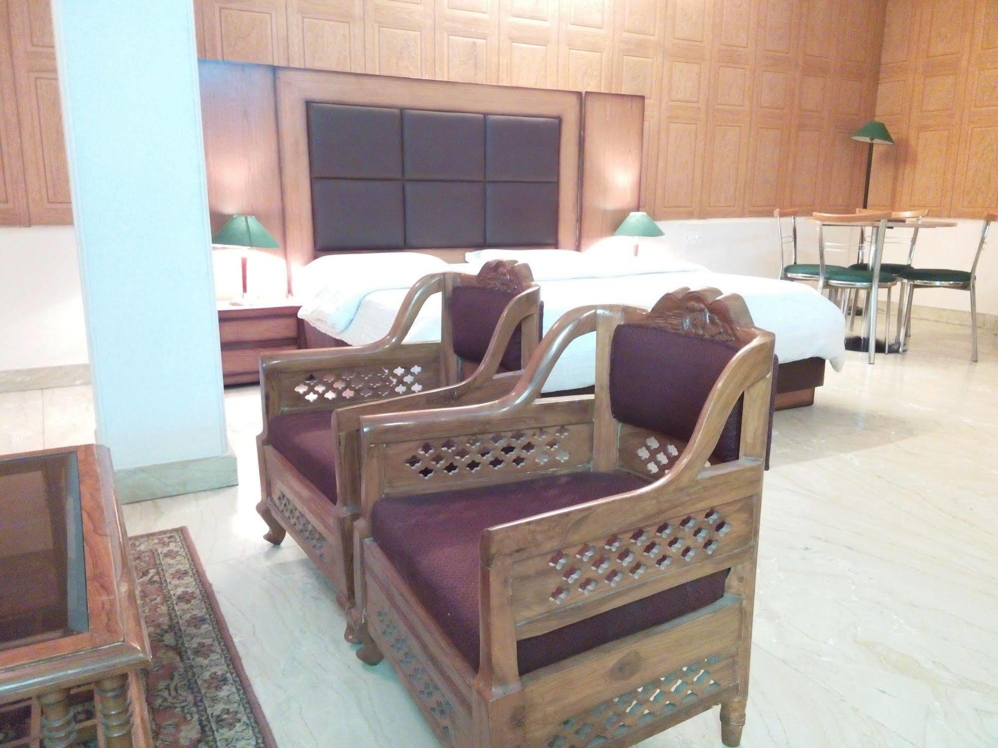 Hotel Queens Residency Гургаон Екстериор снимка