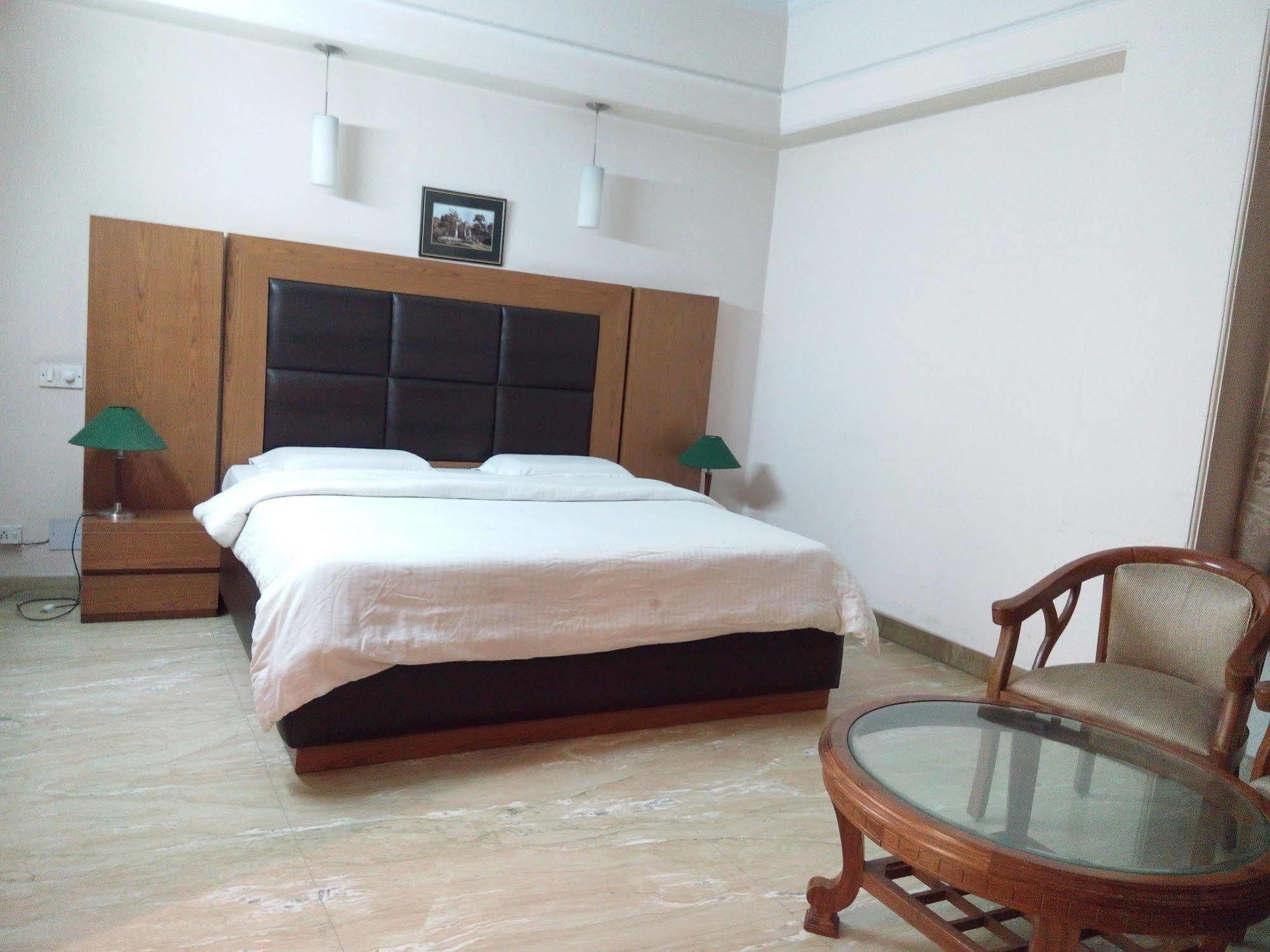 Hotel Queens Residency Гургаон Екстериор снимка