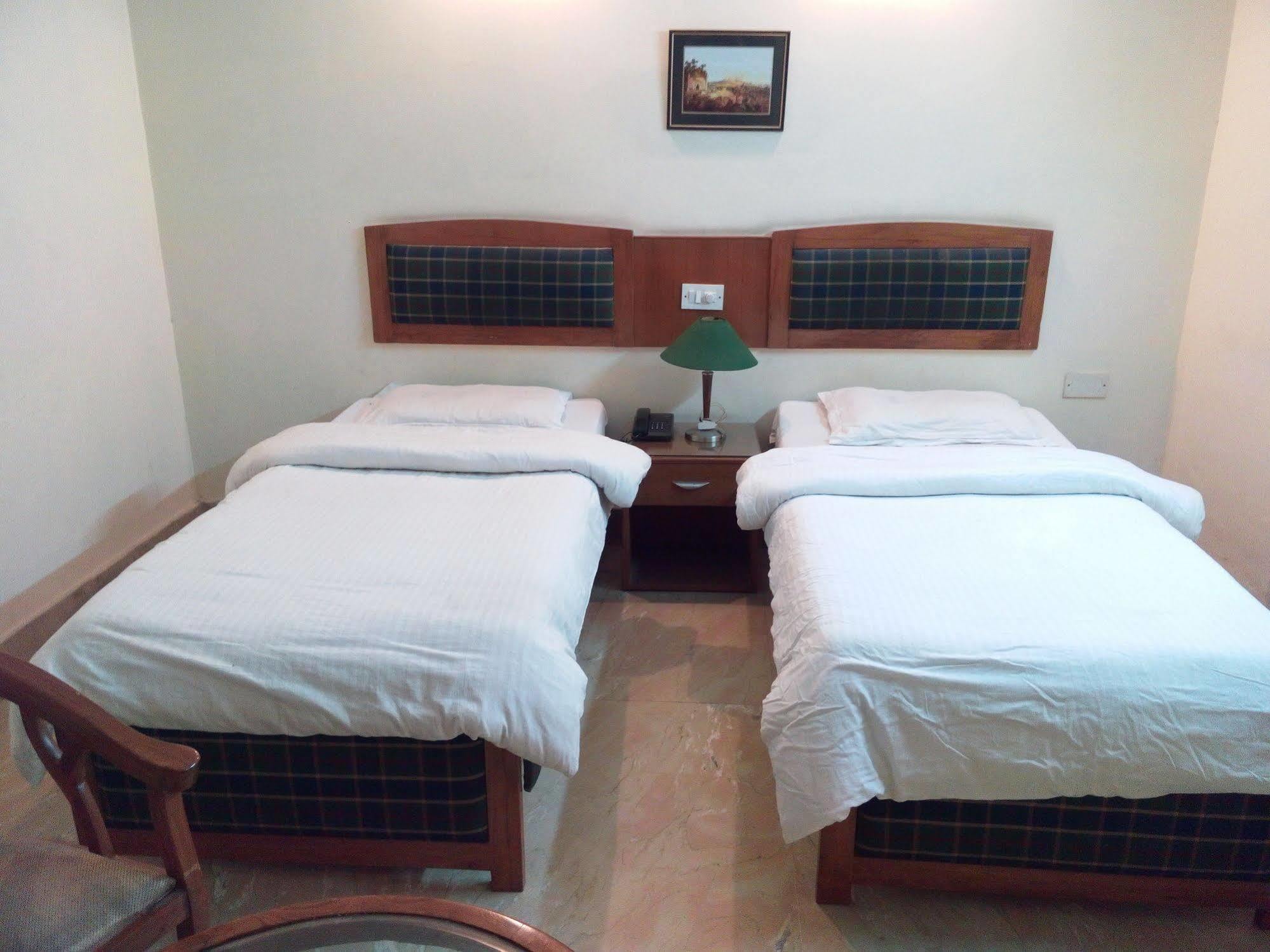 Hotel Queens Residency Гургаон Екстериор снимка