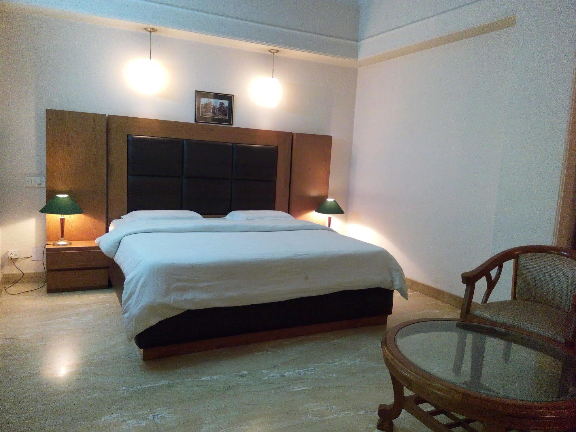 Hotel Queens Residency Гургаон Екстериор снимка