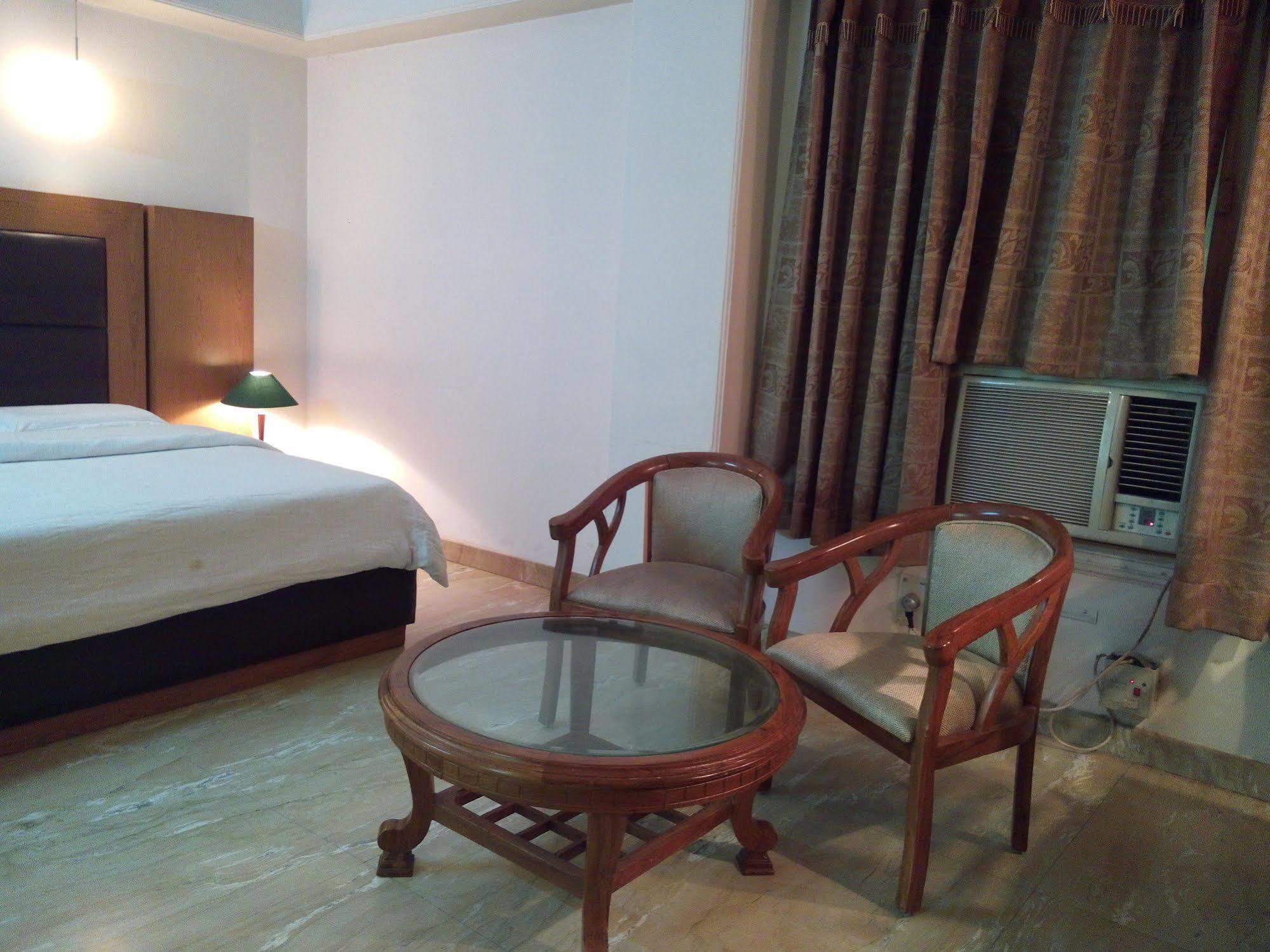 Hotel Queens Residency Гургаон Екстериор снимка