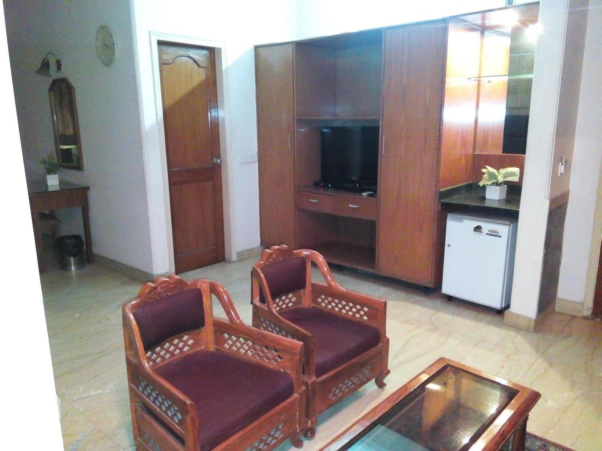Hotel Queens Residency Гургаон Екстериор снимка