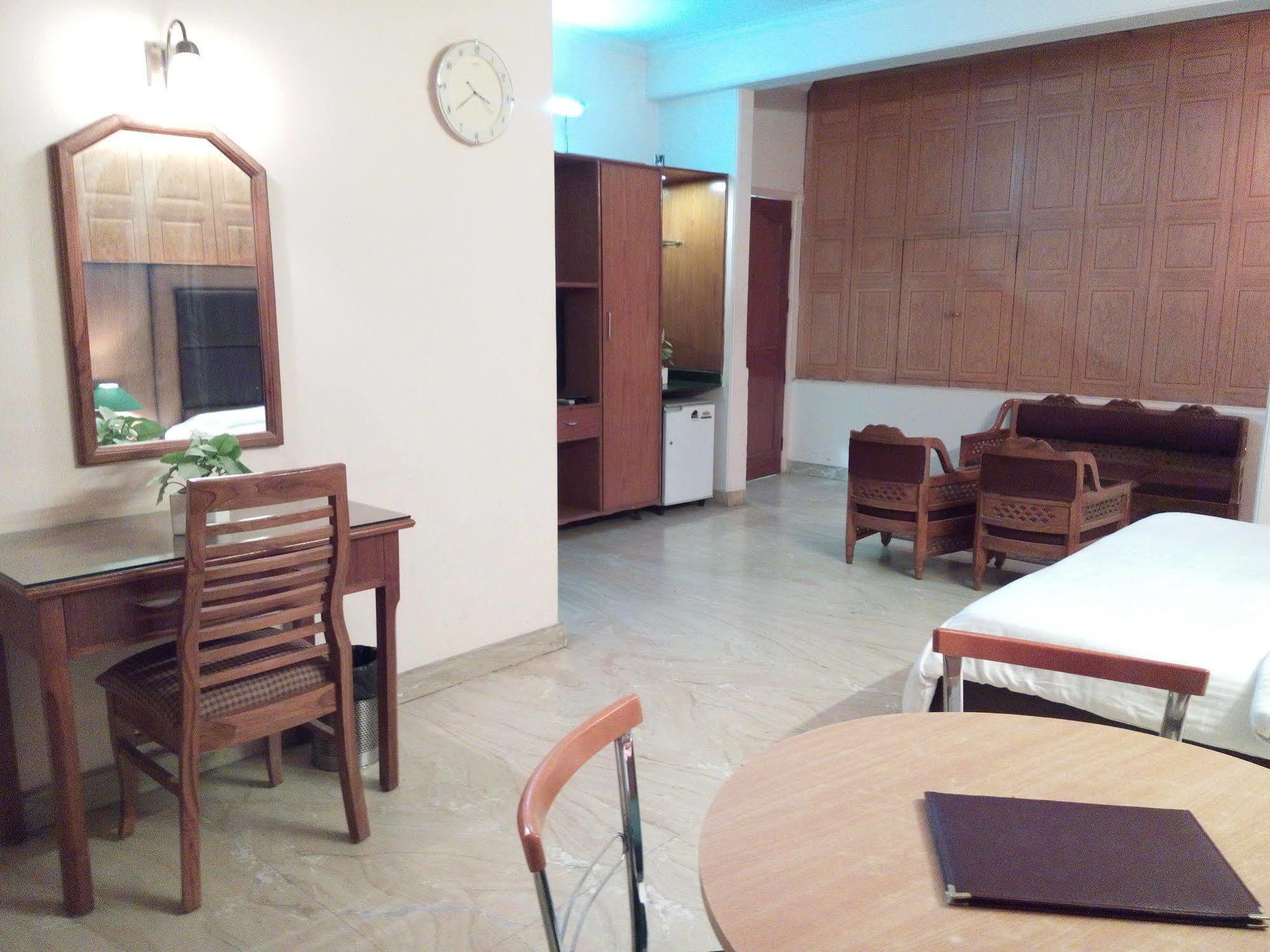 Hotel Queens Residency Гургаон Екстериор снимка