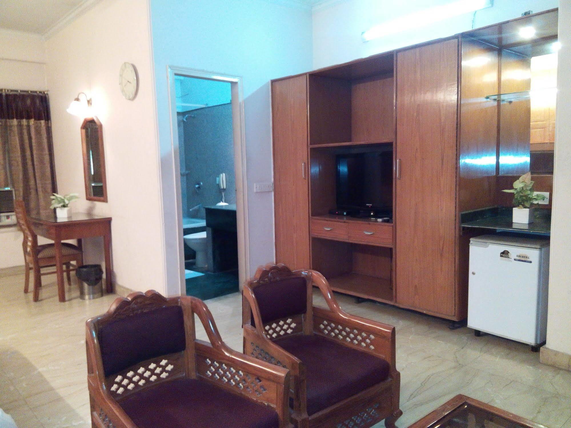 Hotel Queens Residency Гургаон Екстериор снимка
