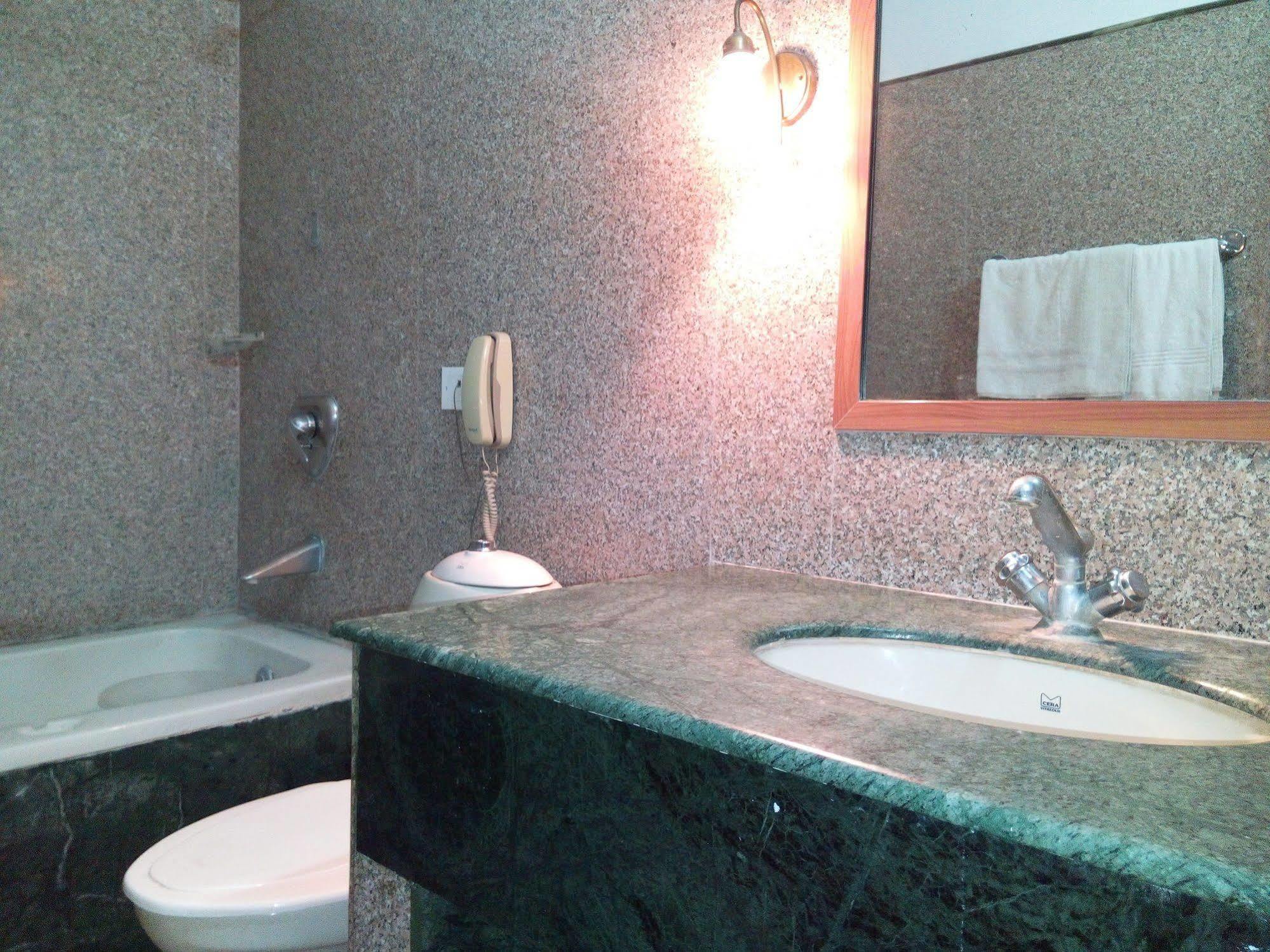 Hotel Queens Residency Гургаон Екстериор снимка