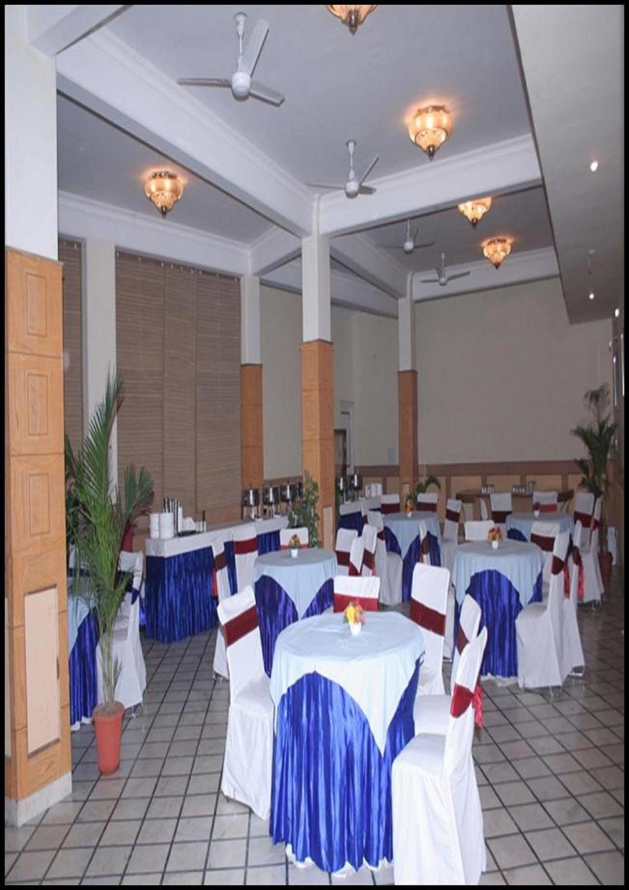 Hotel Queens Residency Гургаон Екстериор снимка